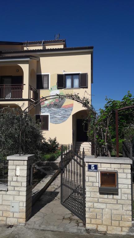 פורץ Apartments Mirela מראה חיצוני תמונה